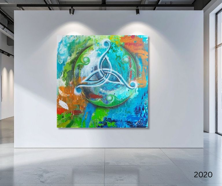 Buntes abstraktes Gemälde mit einem zentralen, wirbelnden keltischen Symbol in Blau-, Grün- und Orangetönen, in einer modernen Galerie auf weißer Wand mit Beleuchtung aufgehängt.